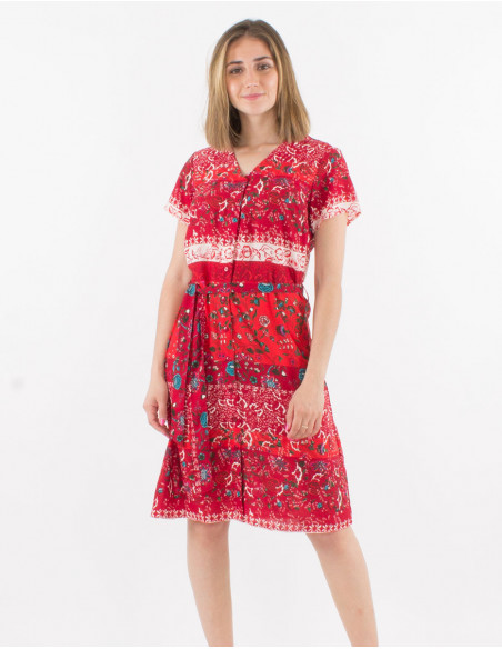 Robe courte coupe chemise à boutons fluide pour l'été avec motif original fleuri et coloré rouge