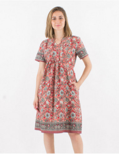 Robe à manches courtes originale pour l'été style baba cool avec pompons et motif fleuri rose