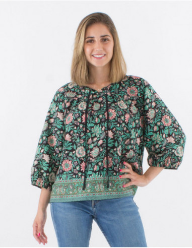 Blouse coupe droite à manches 3/4 femme avec liens au col et imprimé original fleurs noires