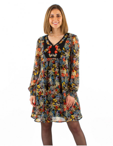 Robe courte féminine à fleurs noire avec broderies fleuries sur le col