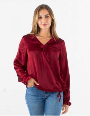 Blouse chic et féminine en satin rouge bordeaux