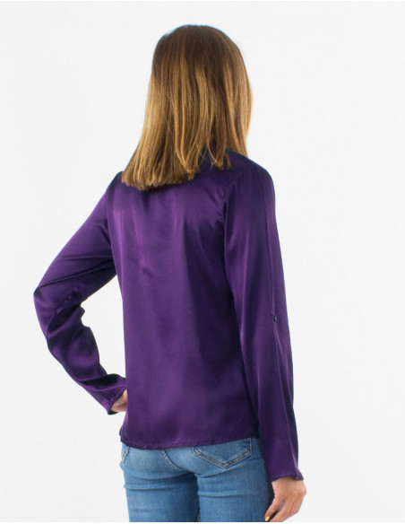 Basic feminine satin shirt