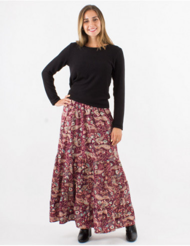 Look pull basique noir chaud pour l'hiver avec jupe longue