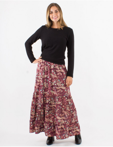 Look pull basique noir chaud pour l'hiver avec jupe longue