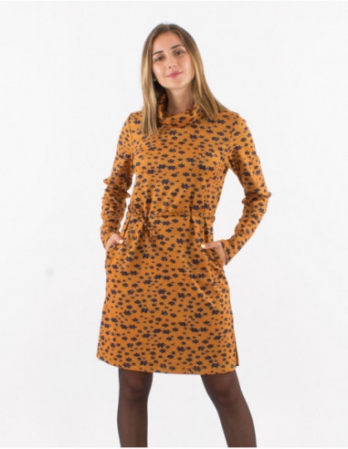 Robe pull chic col roulé pour l'hiver 2022 motifs petites fleurs jaune moutarde
