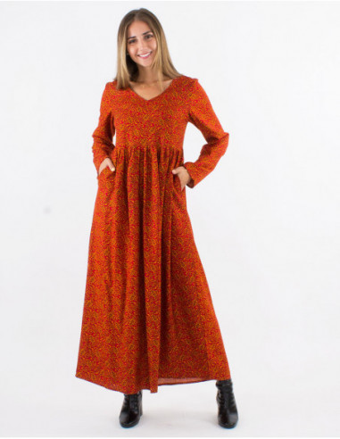 Robe longue originale à motifs rouge ethniques et plis sur la taille