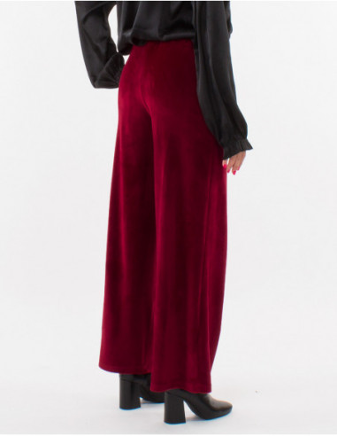 Dos de pantalon large confortable chic et féminin en velours doux rouge bordeaux