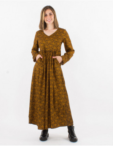 Robe longue originale à motifs noir ethniques et plis sur la taille