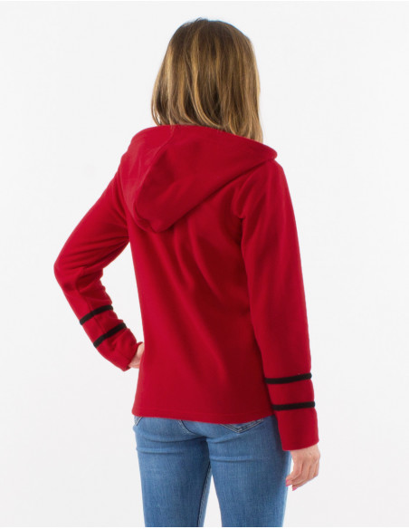 Dos de polaire à capuche rouge pour femme cet hiver avec pétales brodées