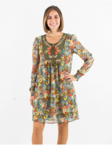 Robe courte féminine à fleurs noire avec broderies fleuries sur le col