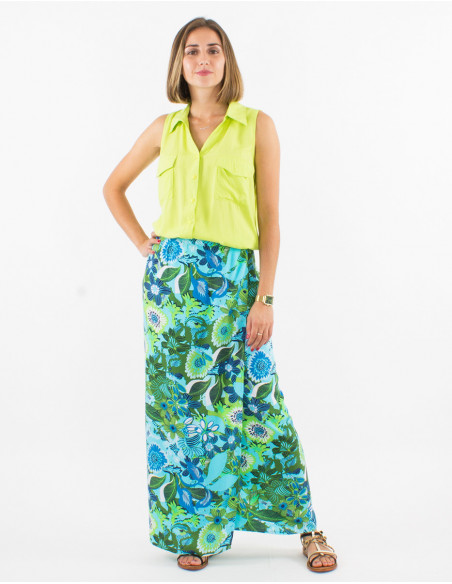 Original summer look with aniseed sleeveless shirt and blue floral wrap skirt