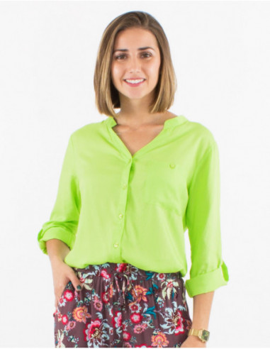 Chemise unie vert anis à boutons effet bois manches 3/4 réglables col V pour femme