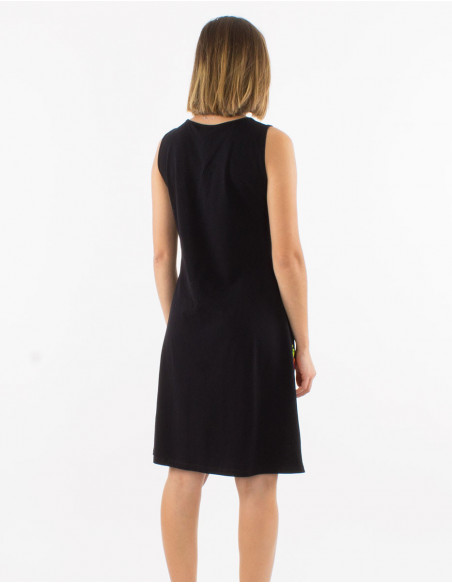 Dos de robe courte sans manches en coton noir à imprimé baba cool rosaces bariolées