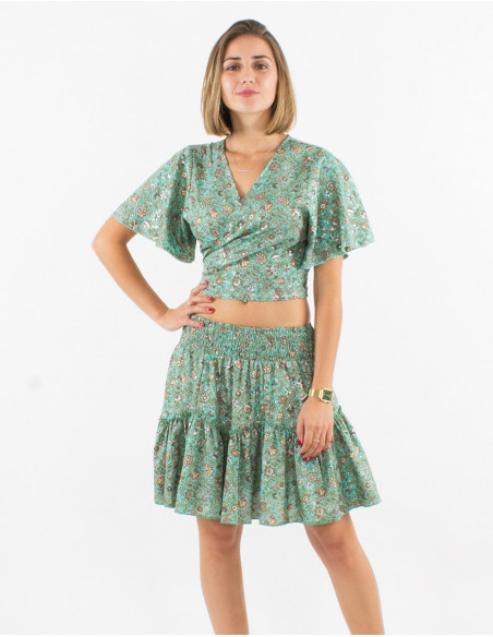 Look d'été avec crop top et jupe longue bohème chic fleurie vert menthe
