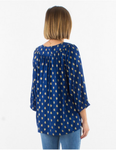 Chemisier bleu marine chic femme avec plis sur le col et motifs plumes dorés