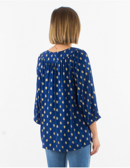 Chemisier bleu marine chic femme avec plis sur le col et motifs plumes dorés
