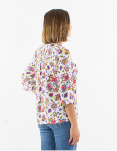 Chemisier blanc léger estival avec plis sexy sous la poitrine et motifs fleuris