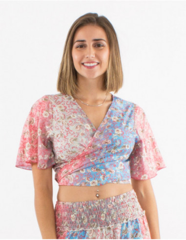 Top fluide léger cache cœur pour l'été avec motif romantique pastel petites fleurs rose saumon