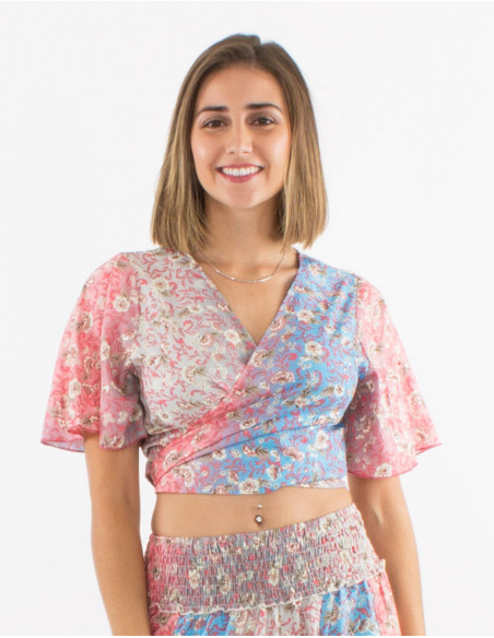 Top fluide léger cache cœur pour l'été avec motif romantique pastel petites fleurs rose saumon
