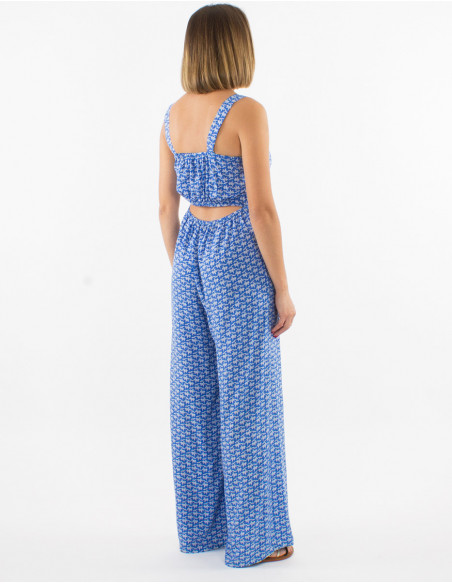 Chic and loose pantsuit for spring with blue geometric pattern