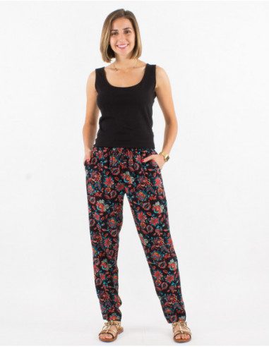 Look féminin estival avec pantalon fluide léger boho fleuri noir