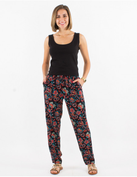 Look féminin estival avec pantalon fluide léger boho fleuri noir