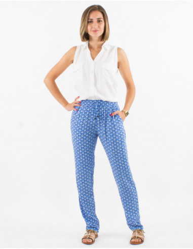 Look d'été avec pantalon léger d'été pour femme à imprimé géométrique