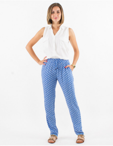 Summer look with light summer pants for women with geometric print