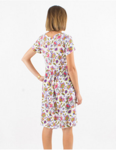 Robe longueur genoux bohème chic pour l'été à motifs petites fleurs blanches