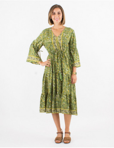 Robe midi boho chic avec liens finis de pompons à imprimé vert kaki fleuri doré