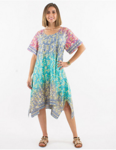 Robe courte fluide asymétrique romantique pour l'été avec motif petites fleurs pastel