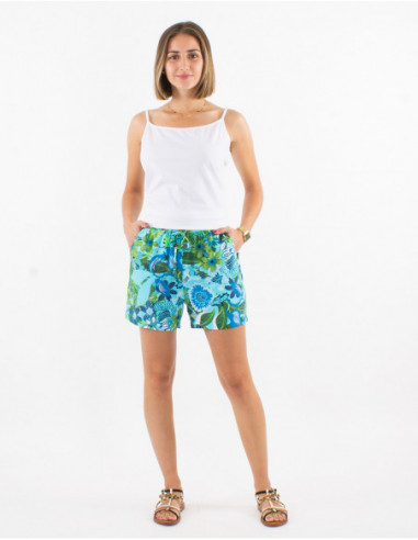 Look d'été avec short court léger d'été original pour femme à imprimé boho grosses fleurs