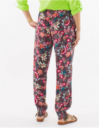 Pantalon léger estival pour femme avec motif bohème fleurs marron chocolat