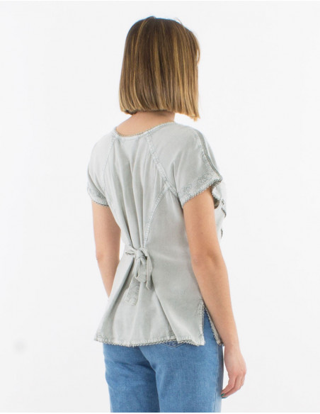 Blouse chic stone wash vert d'eau avec perles et broderies avec lien à nouer dans le dos