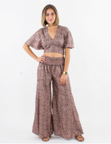 Look été avec crop top cache coeur boho et pantalon fluide abstrait pour l'été 2023