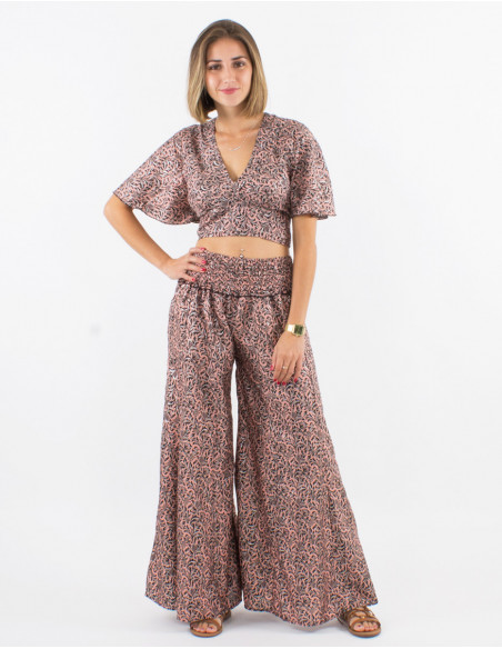 Look été avec crop top cache coeur boho et pantalon fluide abstrait pour l'été 2023