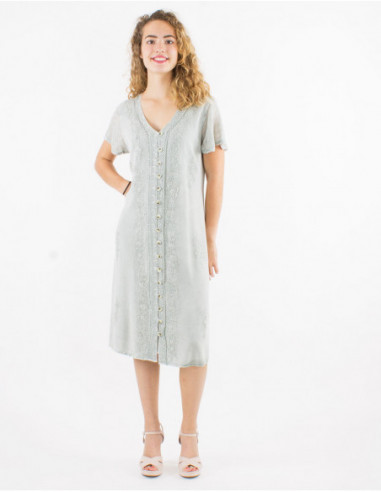 Robe midi chic en stone wash blanc avec broderies