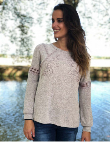 Chic sweater with lace