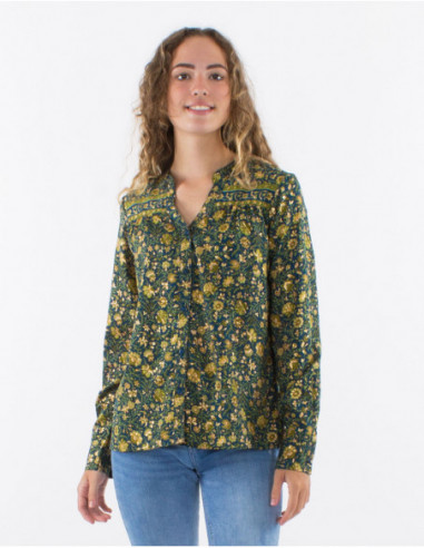 Chic feminine button-down blouse for autumn with romantic emerald-green gold floral print