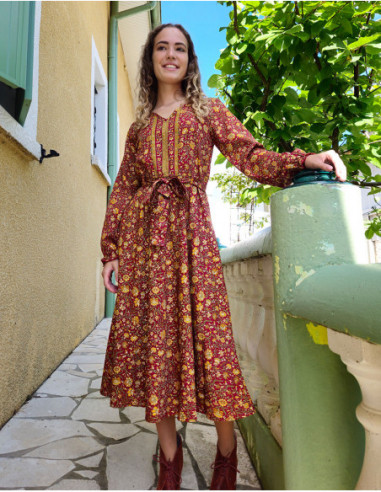 Chic flowing midi dress with tie belt, romantic gold motif