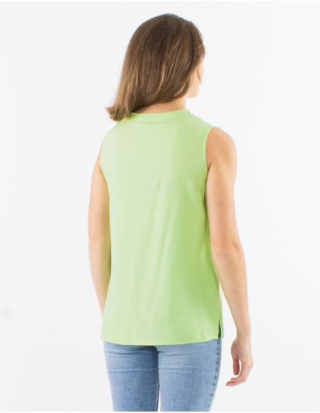 Basic plain sleeveless shirt