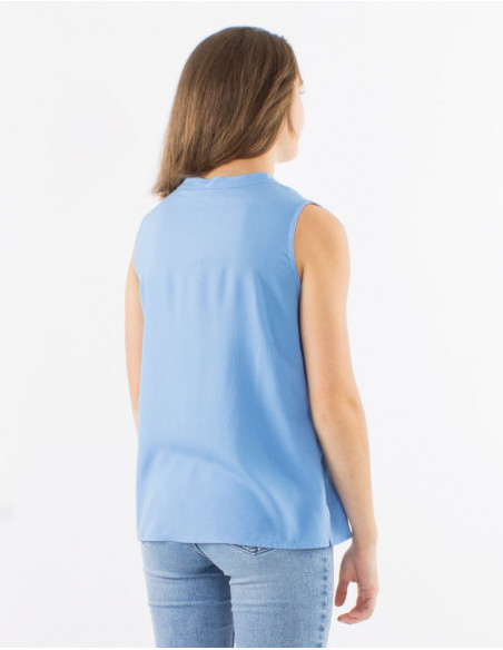 Basic plain sleeveless shirt