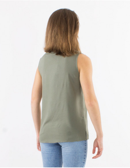 Basic plain sleeveless shirt