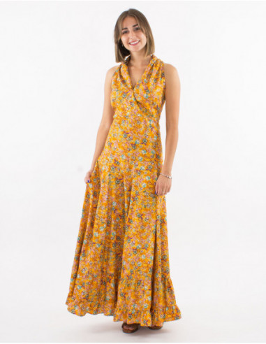 Robe longue dorée à col drapé chic