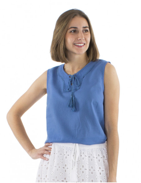 top bohème chic sans manches avec liens et pompons