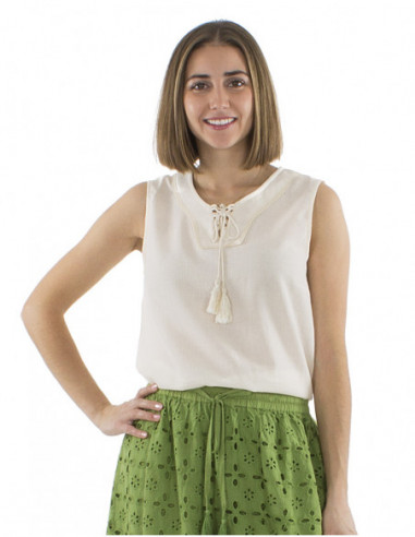 top bohème chic sans manches avec liens et pompons