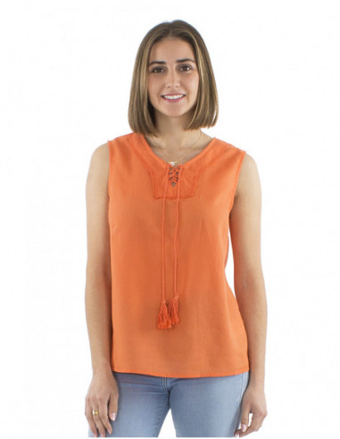 top bohème chic sans manches avec liens et pompons