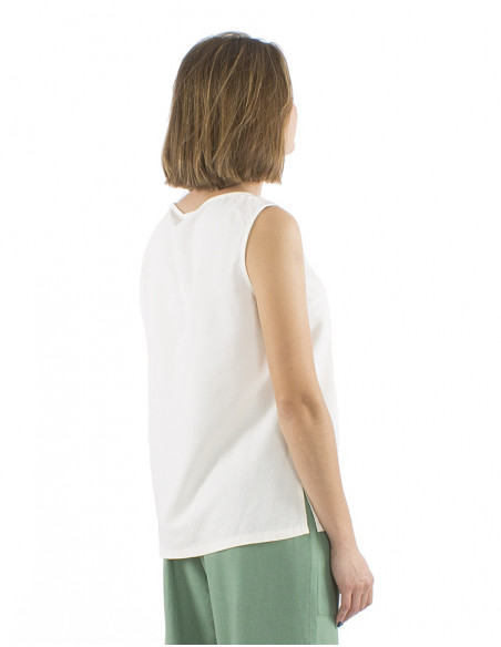 Top bohème chic original avec boutons style écailles de tortue, sans manches