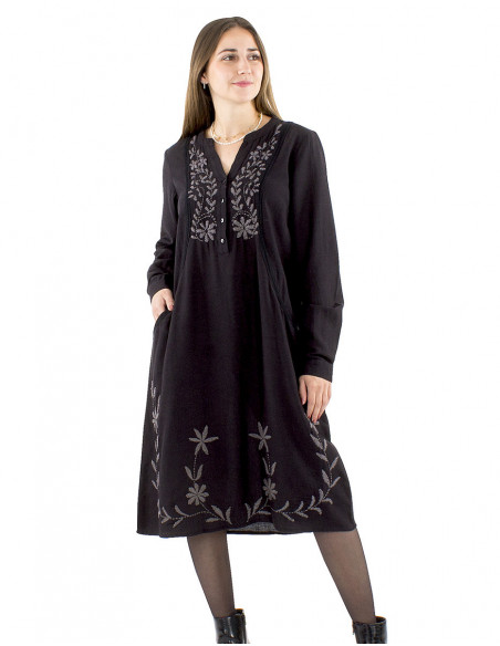 Long loose dress with floral embroider