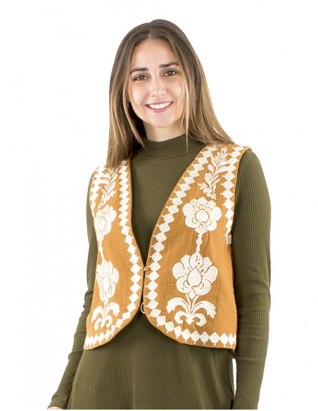 Sleeveless embroidered bohemian jacket